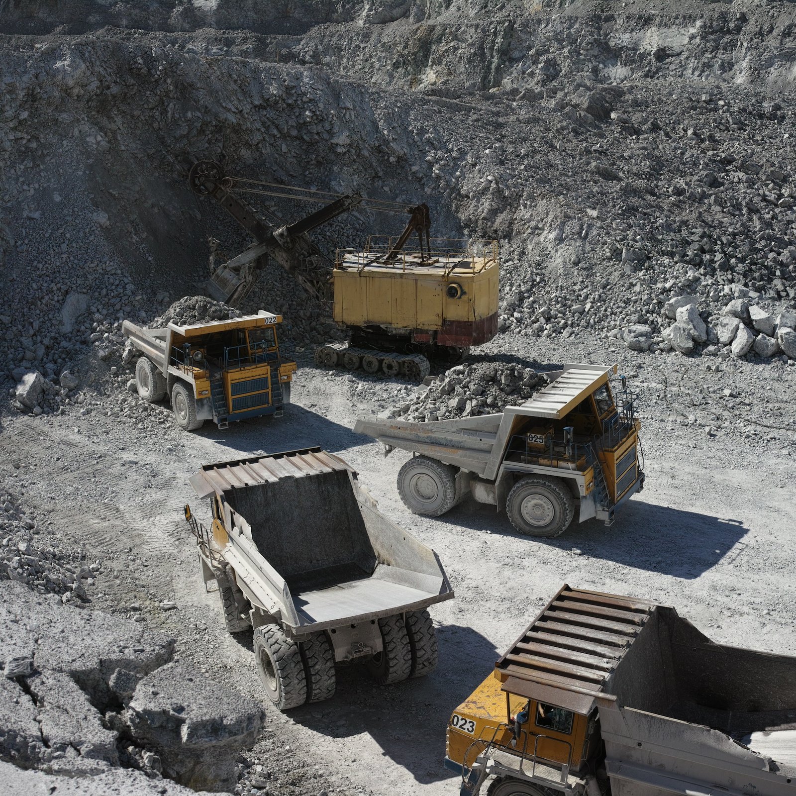 several-dump-trucks-are-queuing-at-an-excavator-to-2026-01-11-09-09-37-utc